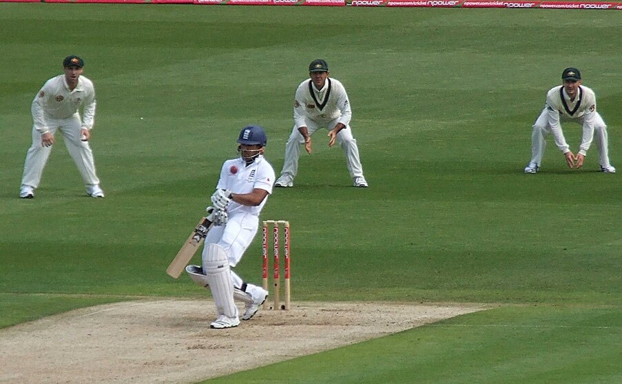 Bopara_hit_in_the_throat_at_Cardiff_during_the_2009_Ashes